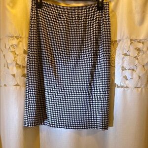 Apostrophe Black and White Houndstooth Knee-length Skirt